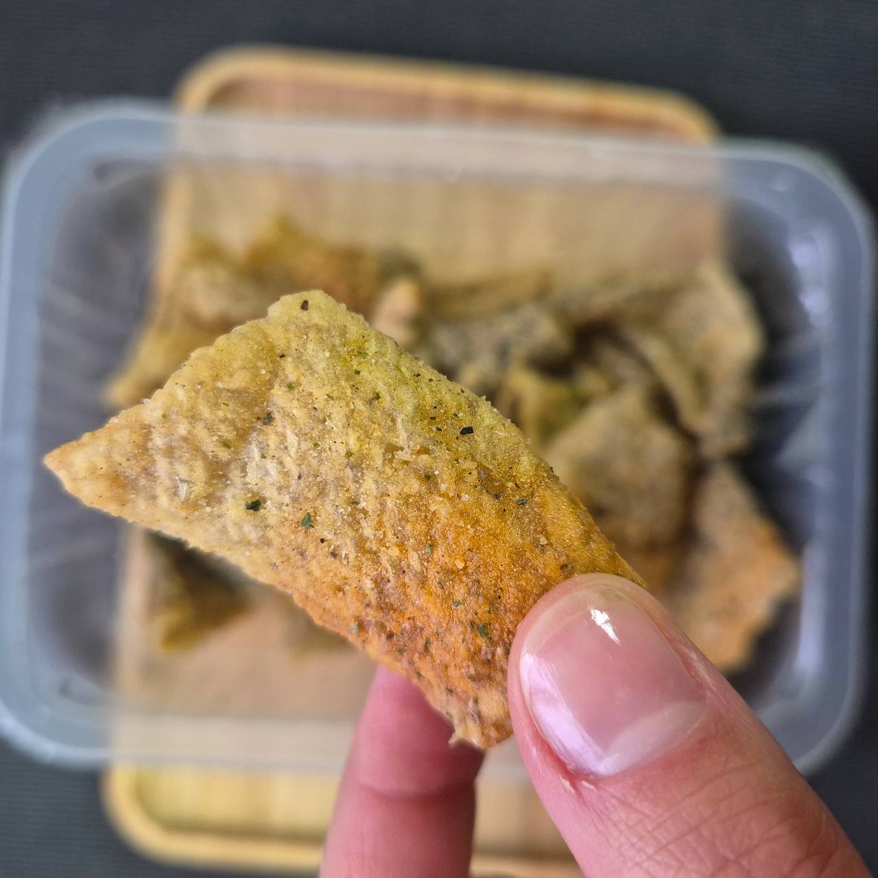 Фишчипсы из рыбной кожи треска с соусом песто, вес упаковки 0,08 кг
