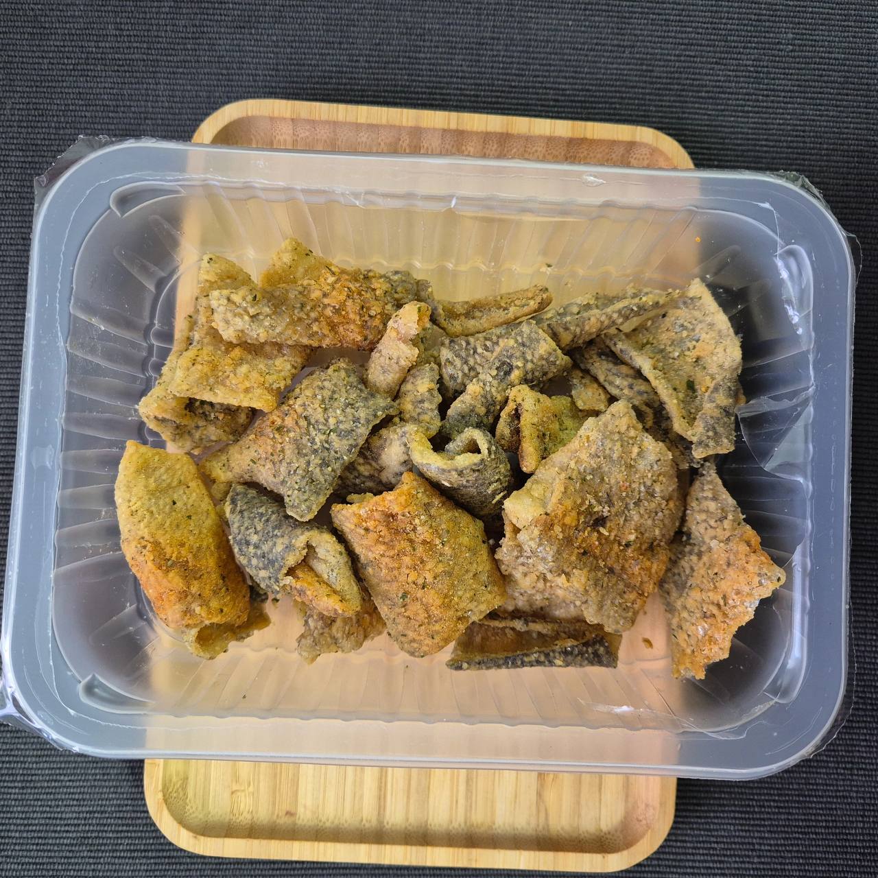 Фишчипсы из рыбной кожи треска с соусом песто, вес упаковки 0,08 кг