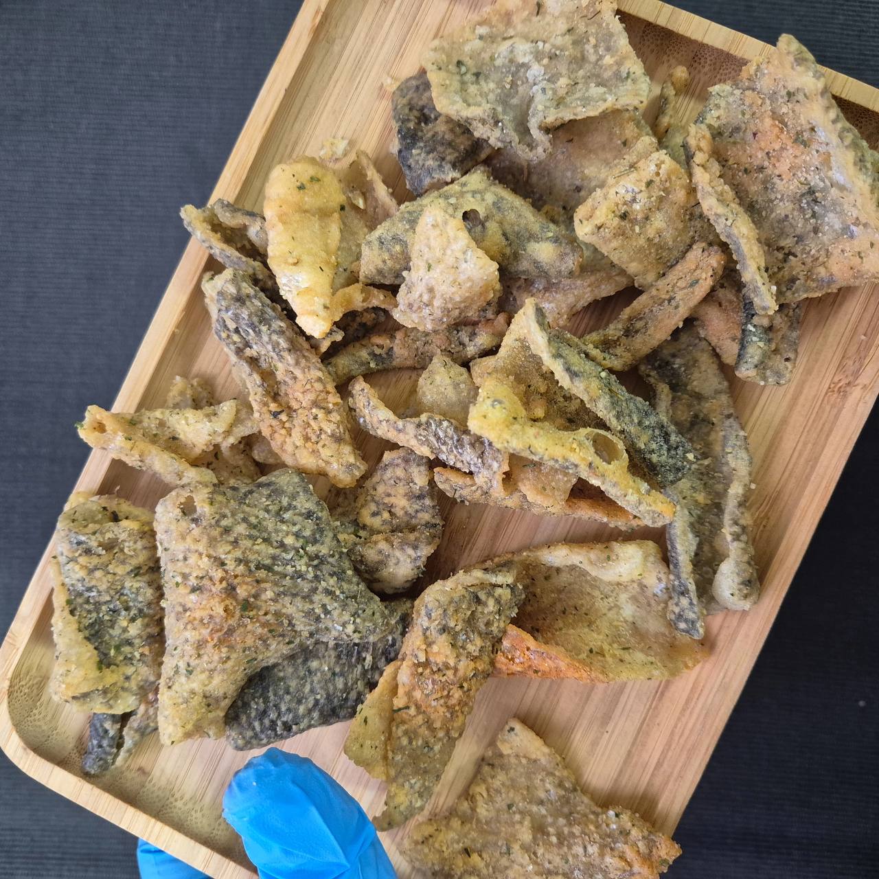 Фишчипсы из рыбной кожи треска с соусом песто, вес упаковки 0,08 кг